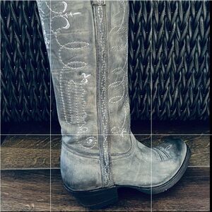 Rare Find Vintage Lucchese “Charlie 1 Horse” Full Leather Boots in Grey Size 7